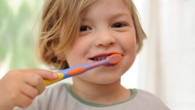 Photo of متى يستعمل الطفل معجون الأسنان المحتوي على الفلورايد؟