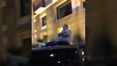 Photo of بالفيديو.. مارادونا يرقص على سقف سيارة ويخلع ملابسه في مشهد لا يحسد عليه