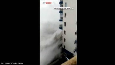Photo of في لقطات مرعبة.. موجة هائلة تجتاح مبنى وتدمر شرفاته (فيديو)