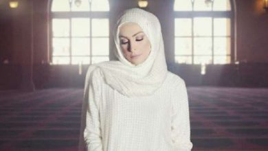 Photo of المغنية اللبنانية أمل حجازي تؤدي مناسك العمرة (صورة)