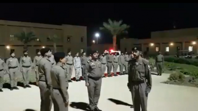 Photo of السعودية : تجريد عسكري من بدلته خلال محاكمته بتهريب سجين خطير ( فيديو )