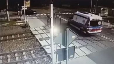Photo of فيديو.. قطار يصدم بأقصى سرعة سيارة إسعاف في بولندا
