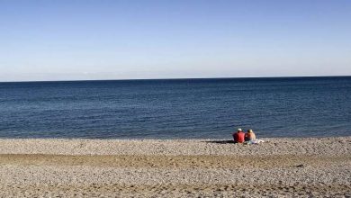 Photo of الأمواج تقذف كمية كبيرة من المخدرات على شاطئ في رومانيا