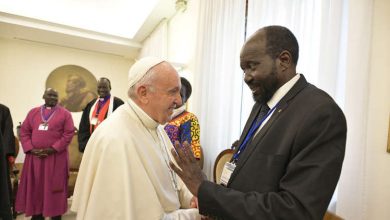 Photo of بالفيديو .. البابا يقبل أقدام رئيس جنوب السودان ونائبه