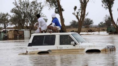 Photo of شباب سعوديون ينقذون رجلا جرفت السيول سيارته.. (فيديو)